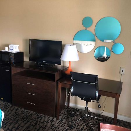ฮาวเวิร์ด จอห์นสัน บาย วินด์แฮม ร็อกกี้ฮิลล์ Hotel ภายนอก รูปภาพ