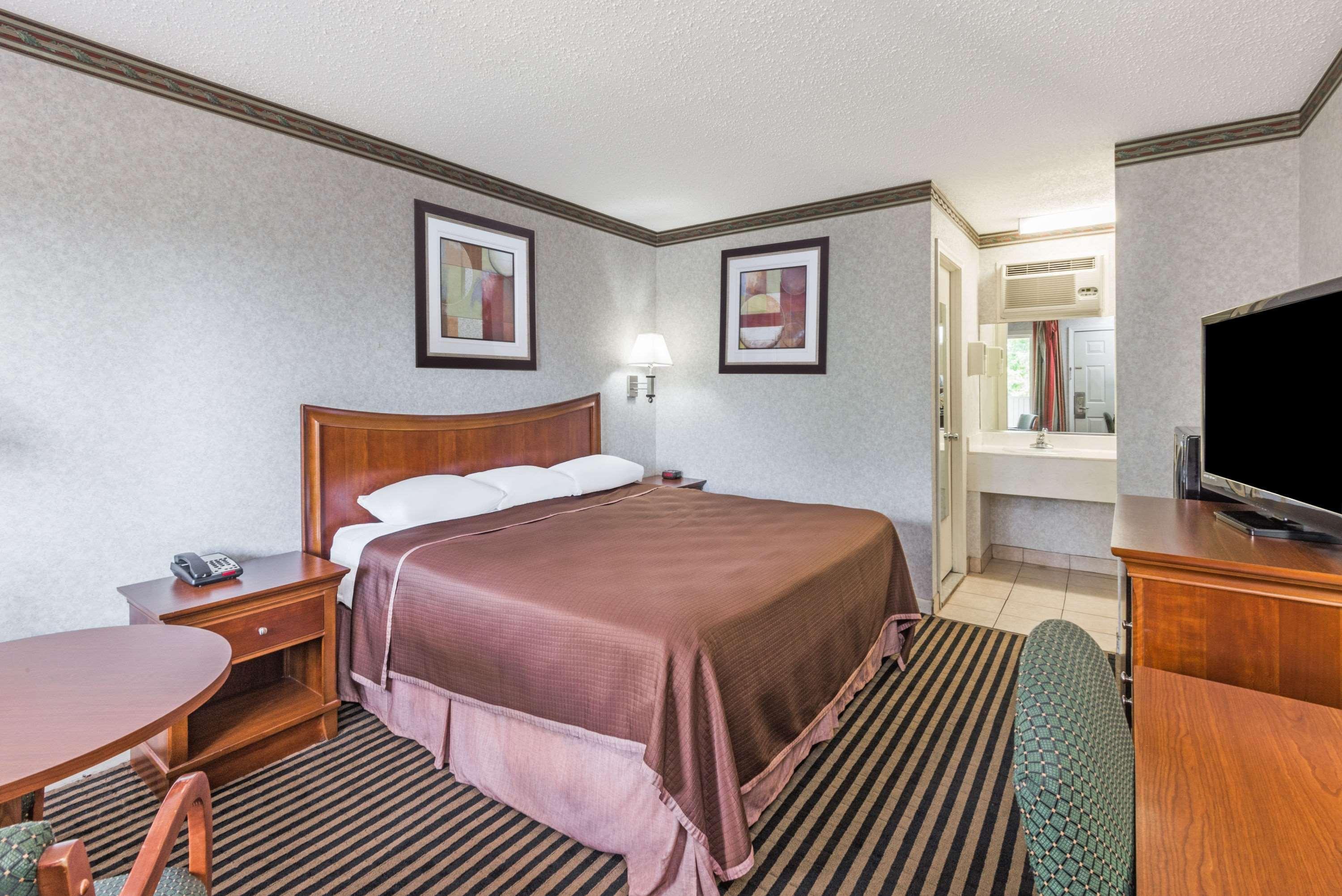 ฮาวเวิร์ด จอห์นสัน บาย วินด์แฮม ร็อกกี้ฮิลล์ Hotel ภายนอก รูปภาพ