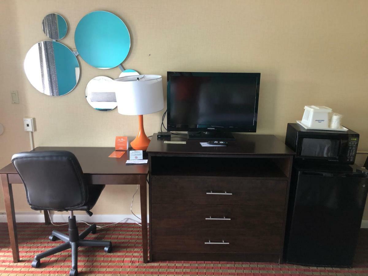 ฮาวเวิร์ด จอห์นสัน บาย วินด์แฮม ร็อกกี้ฮิลล์ Hotel ภายนอก รูปภาพ