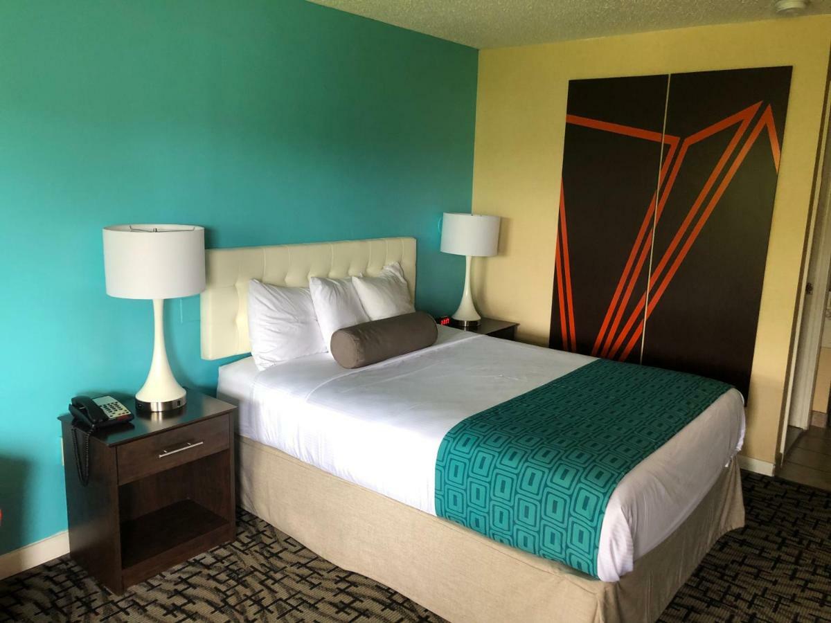 ฮาวเวิร์ด จอห์นสัน บาย วินด์แฮม ร็อกกี้ฮิลล์ Hotel ภายนอก รูปภาพ